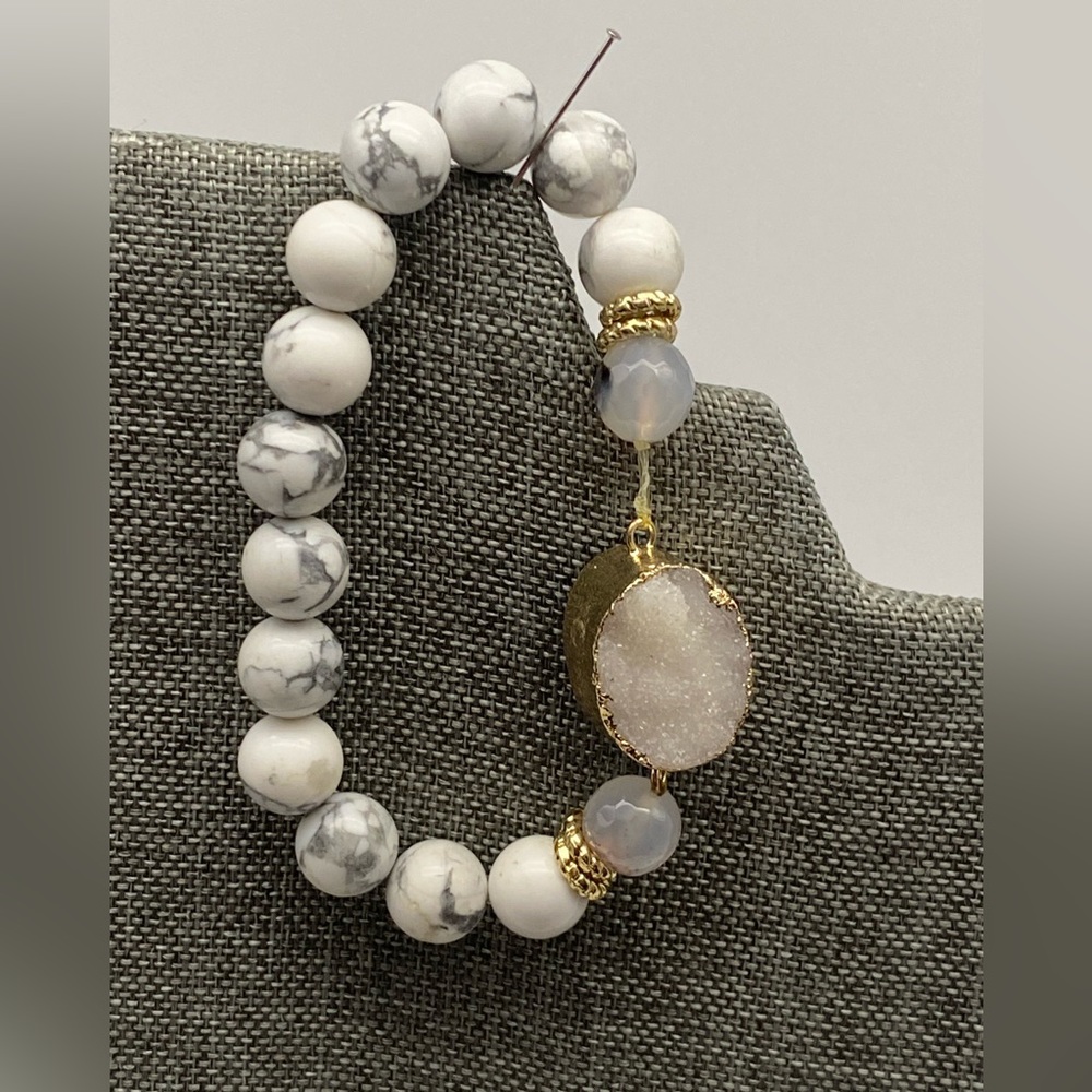 White bead bracelet with druzy crystal